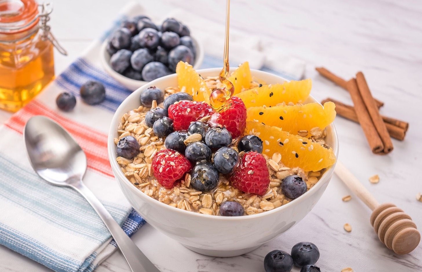 Yến mạch giàu vitamin và khoáng chất như vitamin B1, magie, canxi, natri, kali Yến mạch giàu vitamin và khoáng chất như vitamin B1, magie, canxi, natri, kali